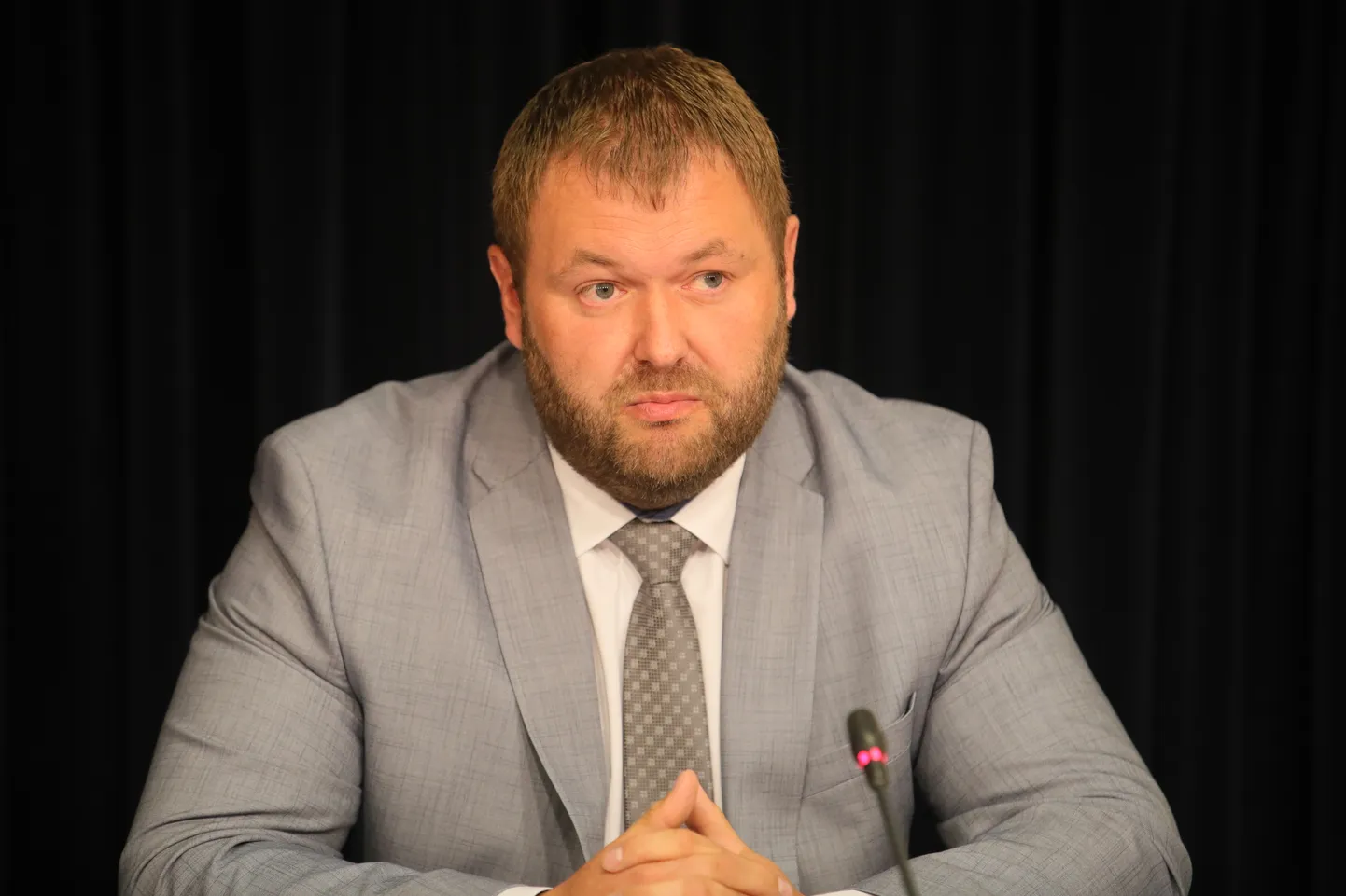 Rene Kokk valitsuse pressikonverentsil.