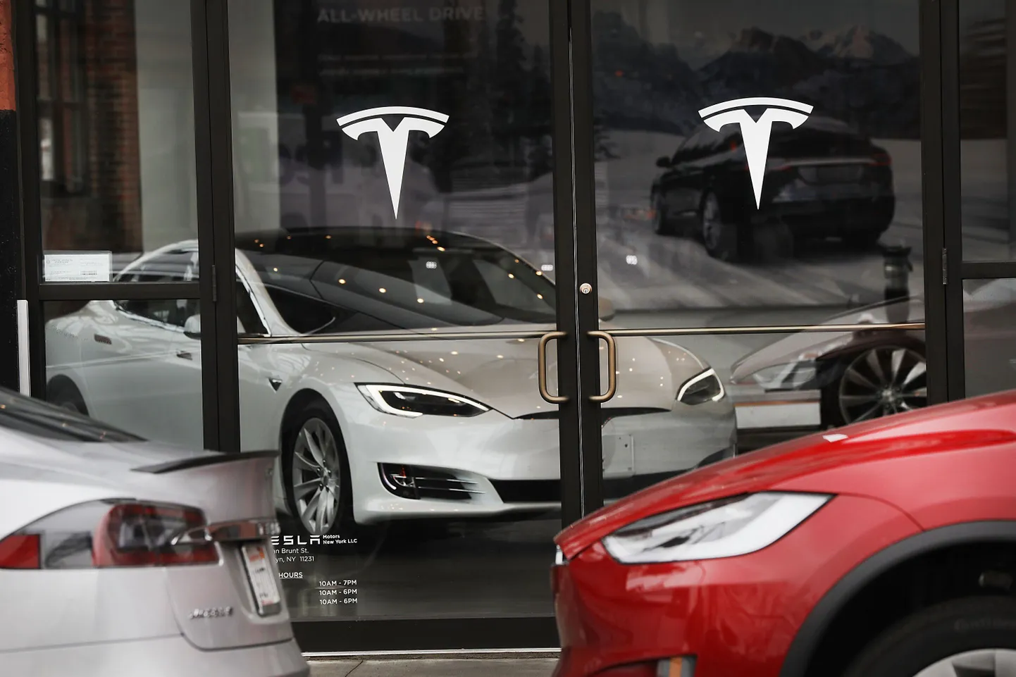Электромобили Tesla.