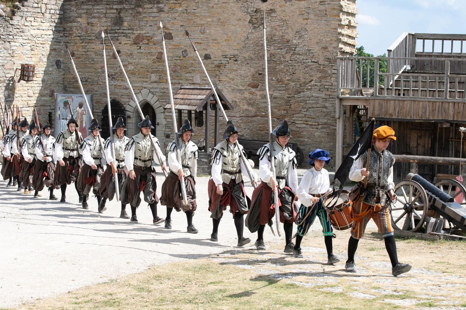 Linnuse kahurimarsist saavad külastajad osa ka mõõga ja mantli päeval.