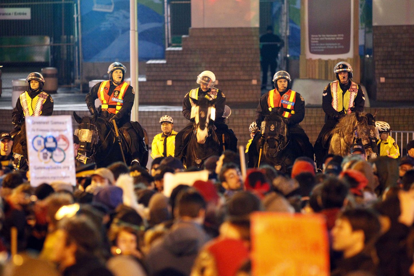 Ratsapolitsei piirab Vancouveris olümpiavastaseid meeleavaldajaid.