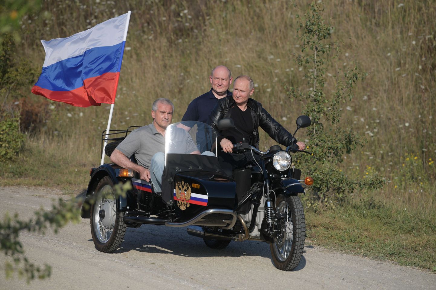 President Vladimir Putin annekteeritud Krimmis mootorrattaga sõitmas.