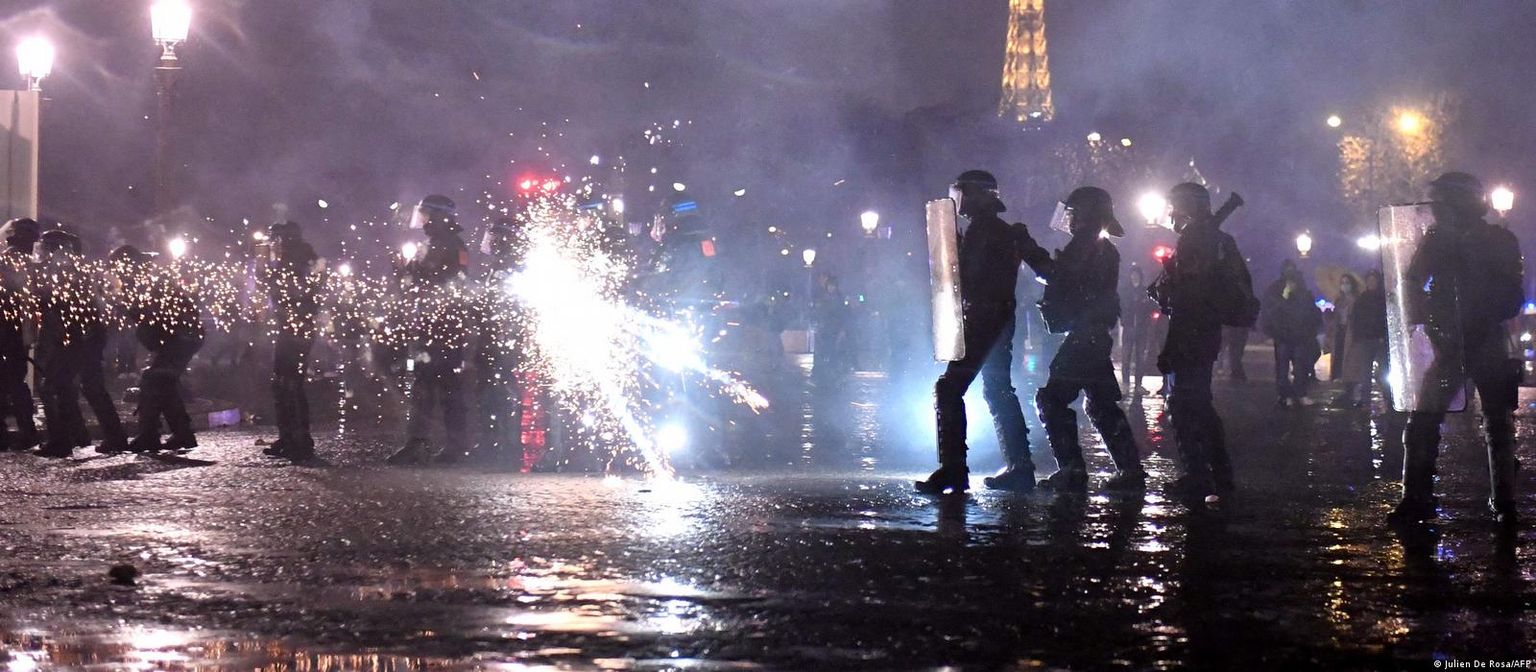 Столкновения протестующих с полицией в Париже на выступлениях против пенсионной реформы, 17 марта 2023 года