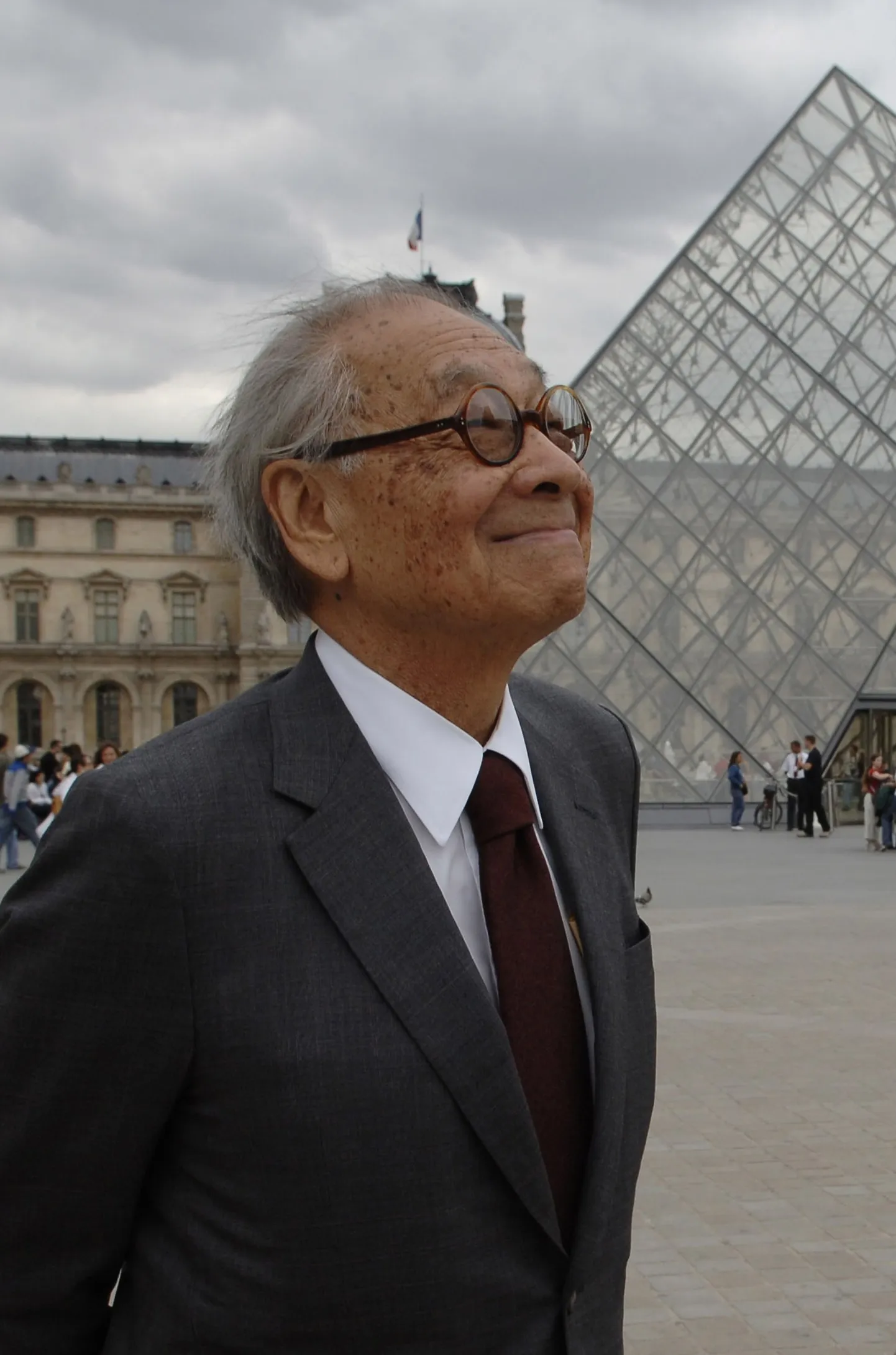 Ieoh Ming Pei 2006. aastal Louvre'i klaaspüramiidi juures