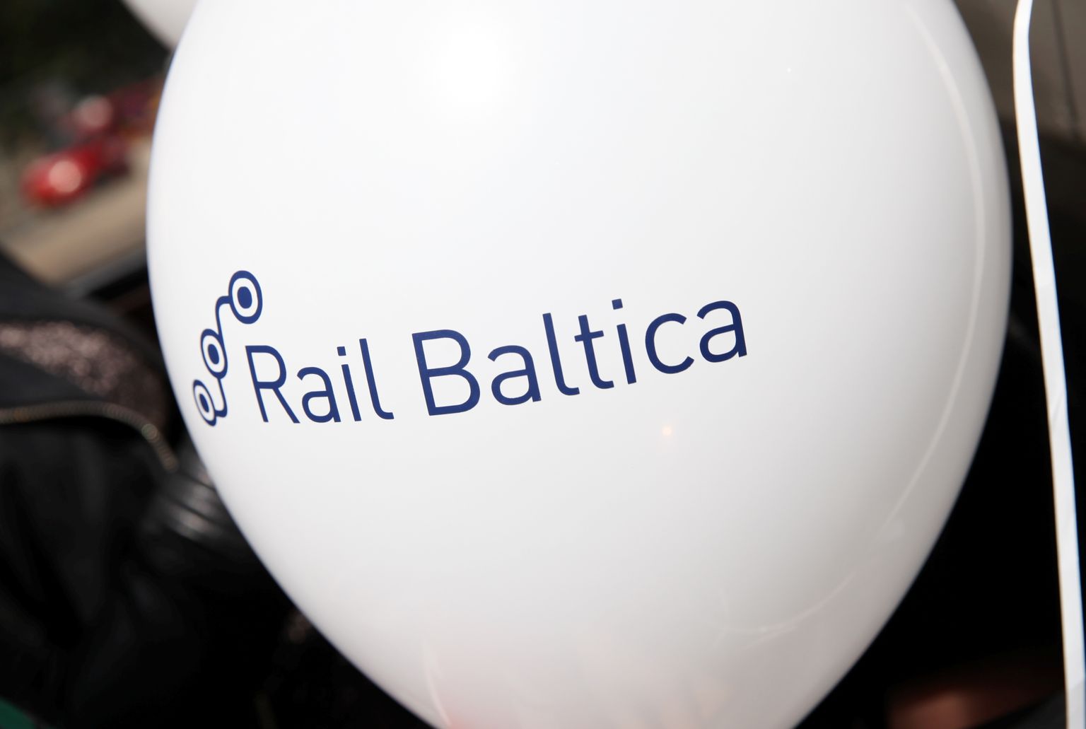 Balons ar "Rail Baltica" uzrakstu.