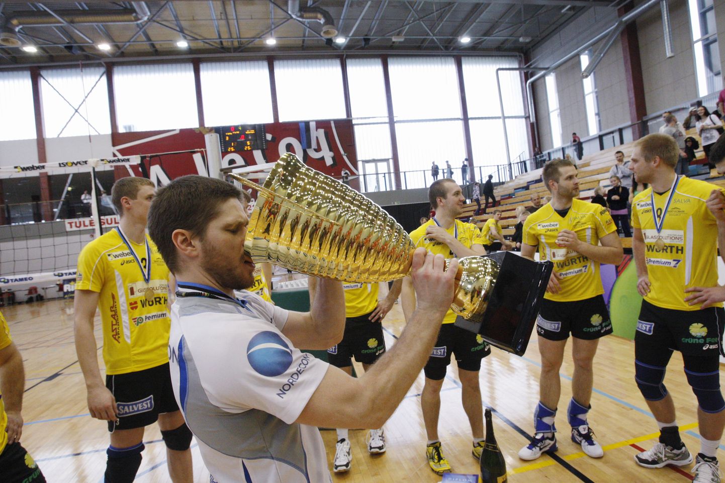 Eelmisel aastal Eesti meistriks tulnud Tartu mängija Rait Rikberg meistrikarikaga.