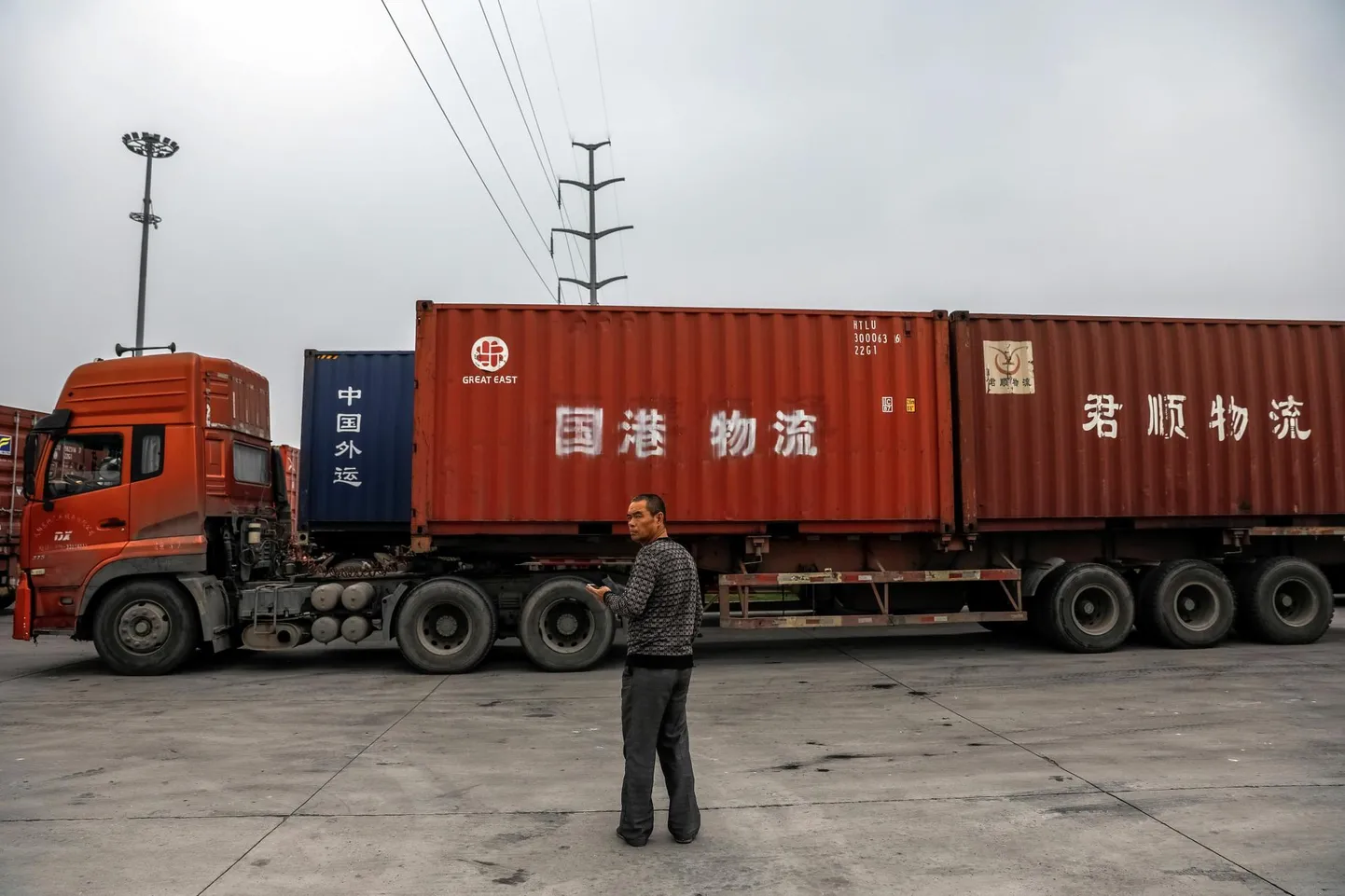 Veokijuht Xi’ani konteinerikeskuses, kust läheb teele suur osa Vöö ja Tee kaubast. 