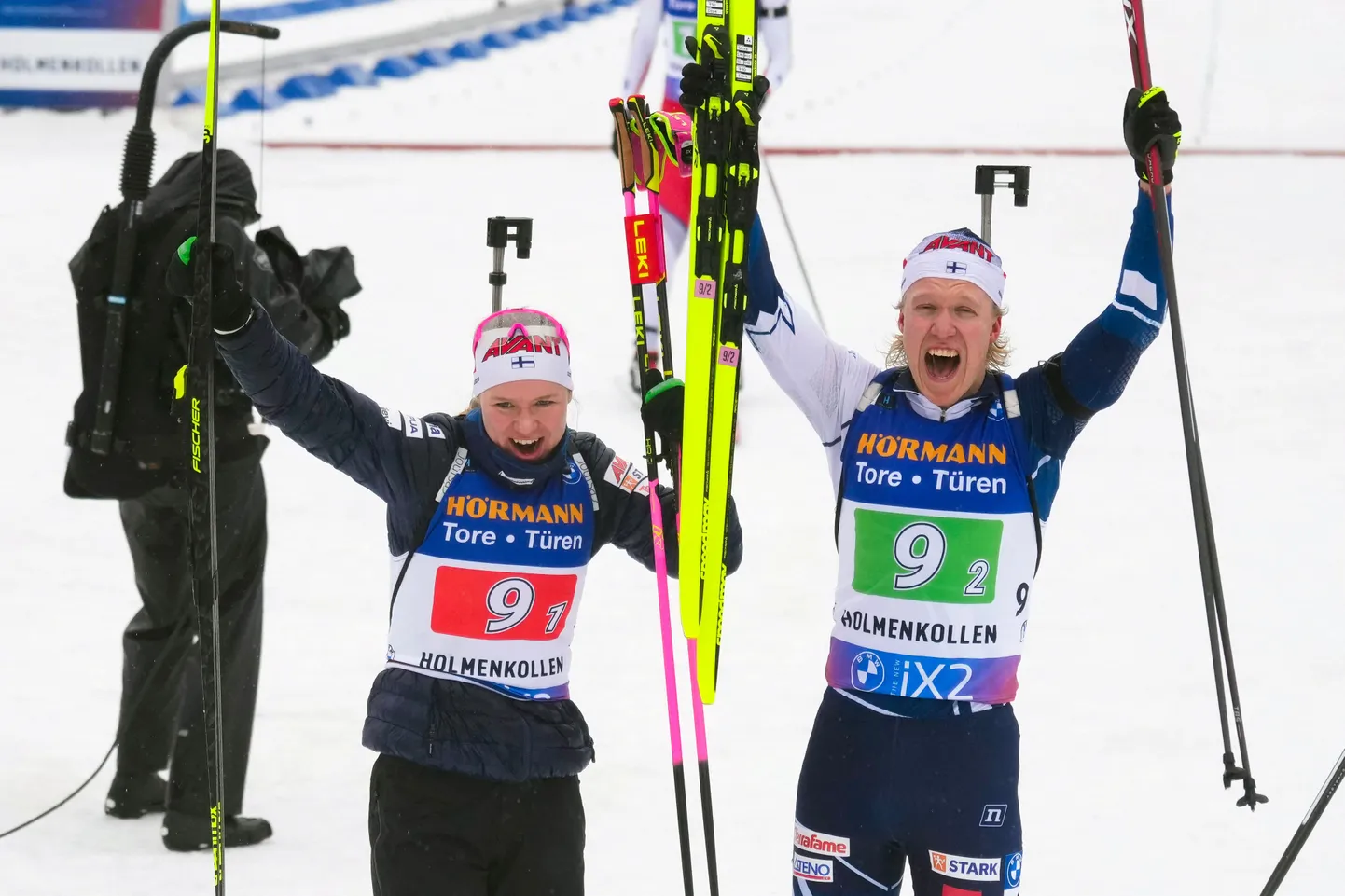 Otto Invenius (paremal) jõudis koos Suvi Minkkineniga 2024. aasta Holmenkolleni MK-etapil  paarissegateatesõidus kolmandana poodiumile.