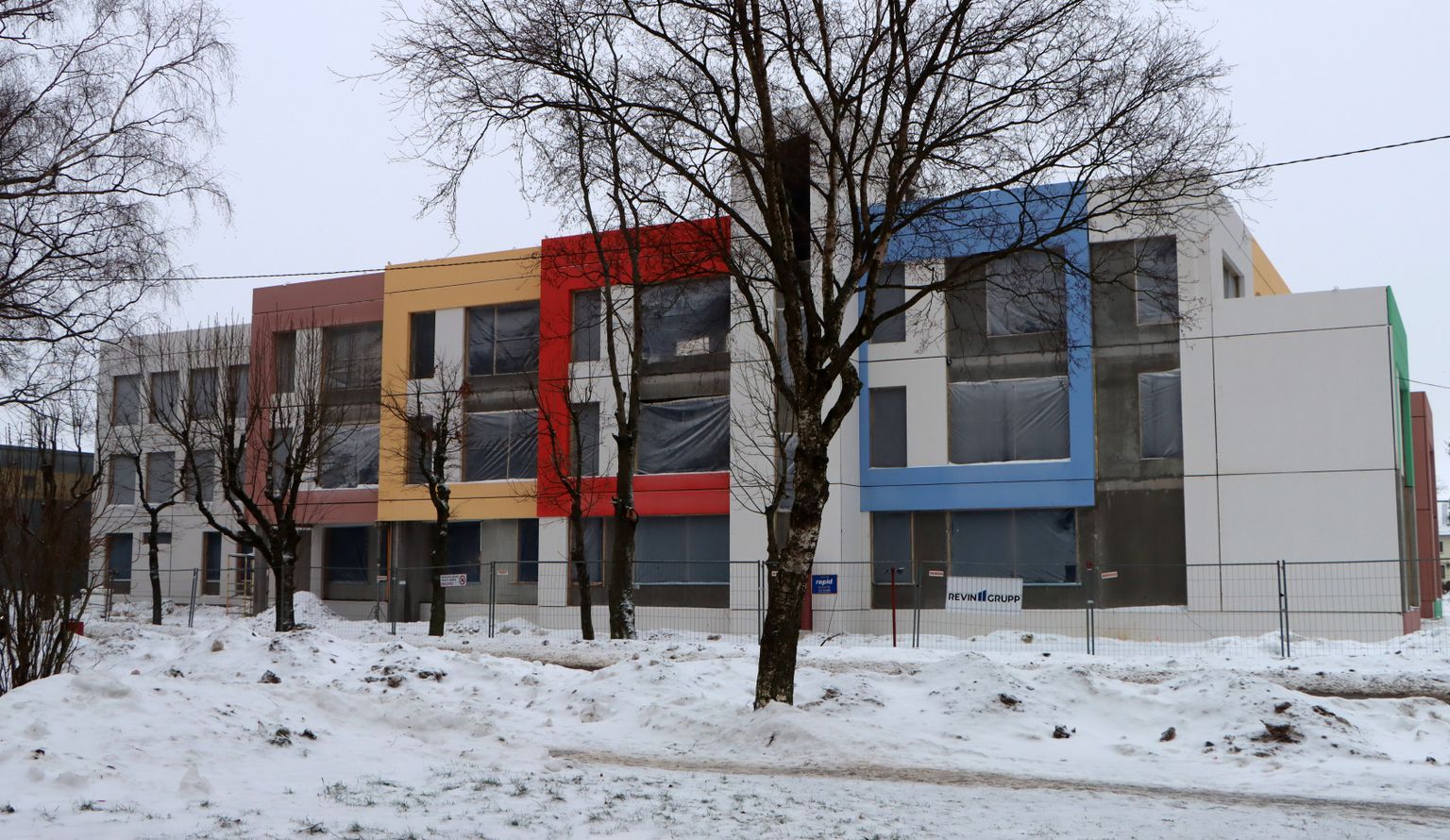 Uus koolimaja köidab pilku oma tavatute värviliste seintega, peagi paigldatakse katusele klaaskuppel.