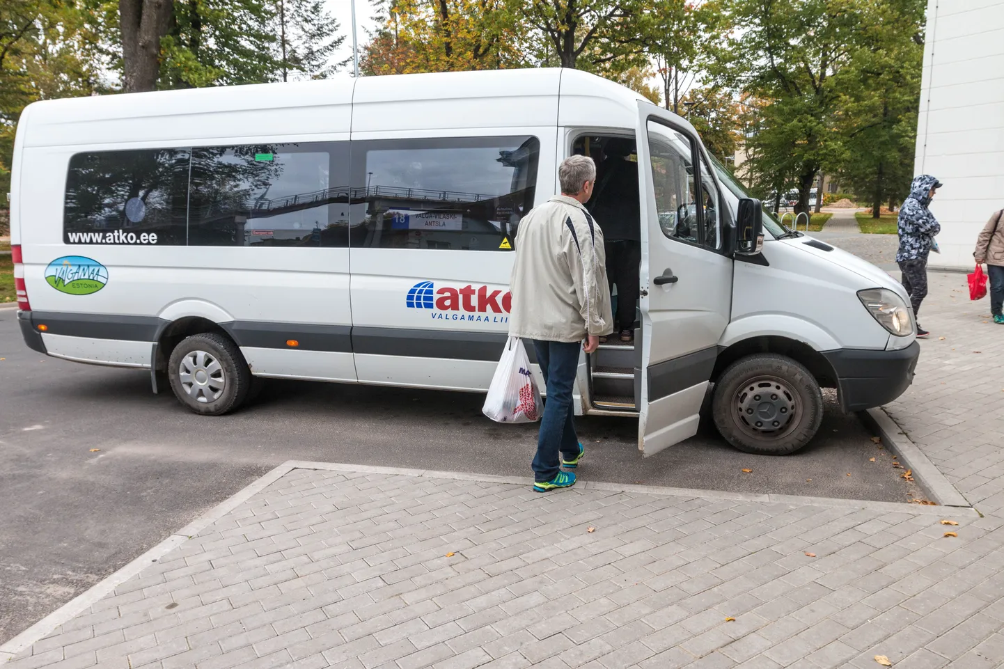 Atko mikrobuss Valga bussi- ja raudteejaamas.