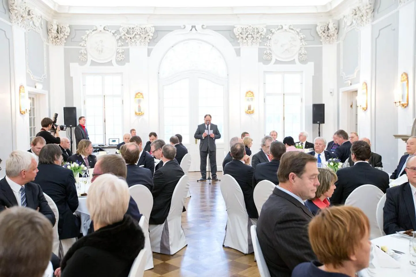 Eesti Olümpiakomitee pidas eile 90. sünnipäeva, kuid lõunasöögil osalenutele kõnet pidanud president Neinar Seli teab, et lahendamist ootavad paljud probleemid.