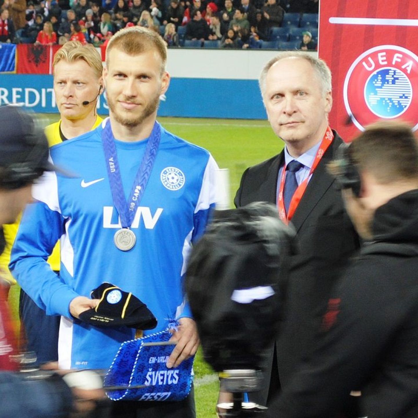 Mäng Šveitsiga oli Eesti koondise kapteni Ragnar Klavani jaoks 100. koondisemäng. Fotol Klavan (vasakul) ja Tõnu Sirel.