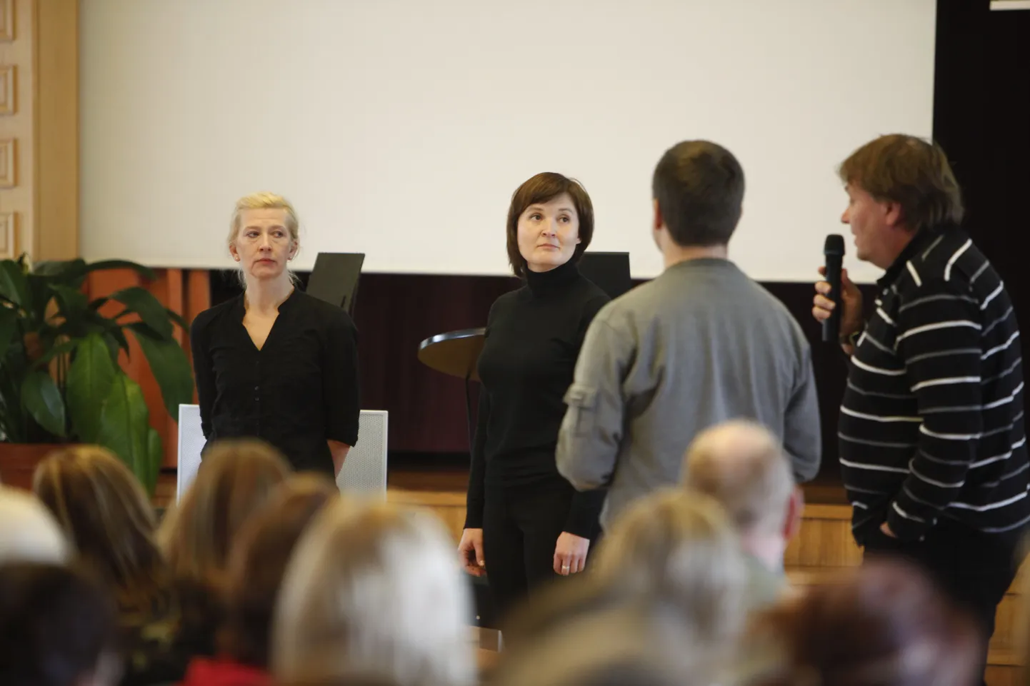 Näitlejad lavastavad tarbija Timo jutu põhjal vaimse tervise konverentsil tema lugu.