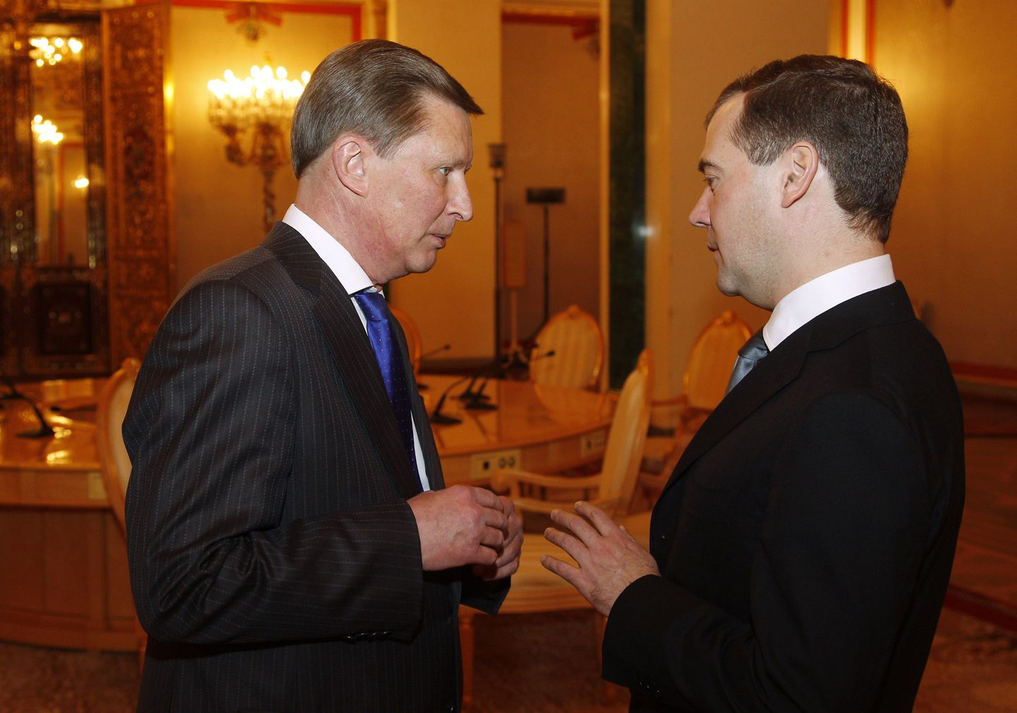 Kremli administratsiooni uus ülem Sergei Ivanov koos president Dmitri Medveviga (paremal).