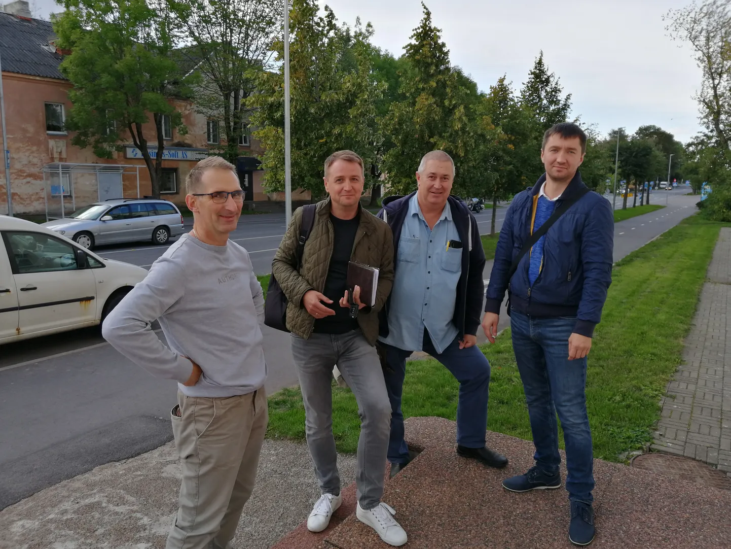 Sotside liider Eduard Odinets (vasakult teine) koos valimisnimekirjaga liitunud kodanikuaktivistidega Vladimir Tšužase, Igor Ivanovski ja Sergei Butšinskiga.