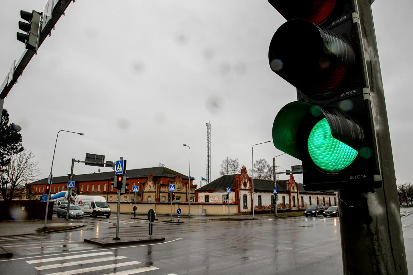 Pärnu Riia maantee valgusfoorid töötavad nüüdsest rohelise lainena,