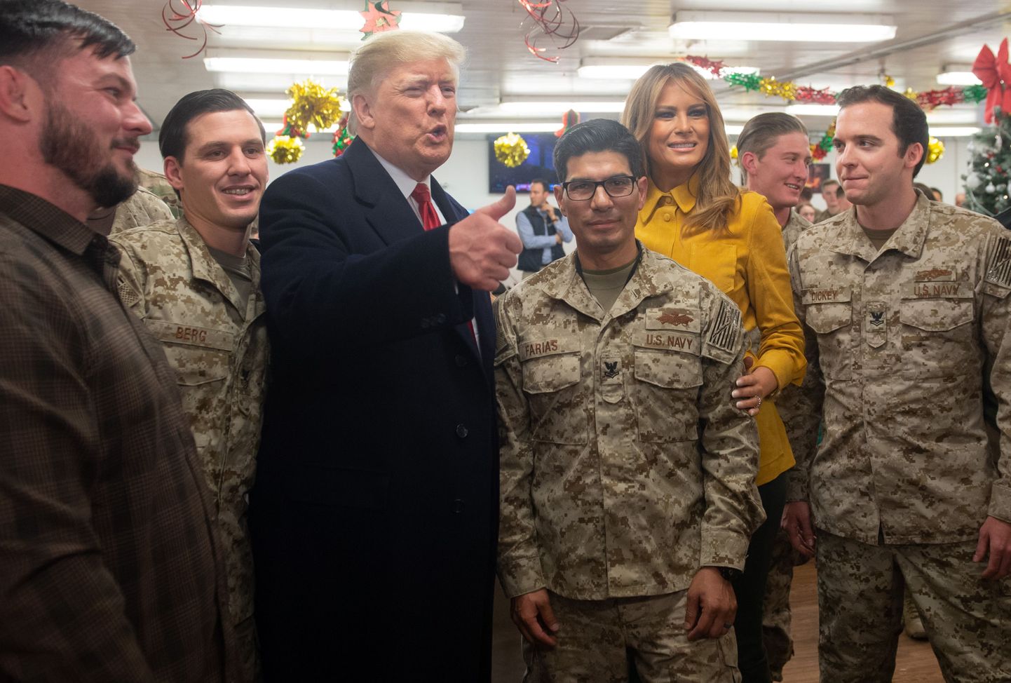 Дональд Трамп и Мелания Трамп с американскими военными.
