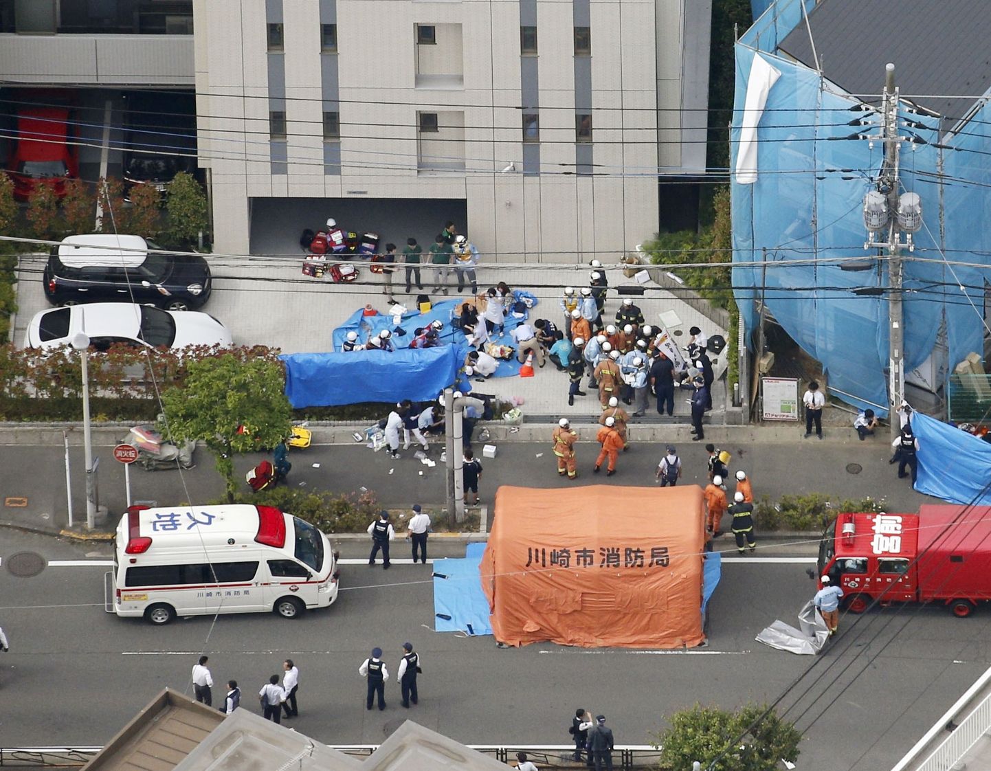 В японском городе Кавасаки под Токио во вторник, 28 мая, три человека погибли во время нападения неизвестного мужчины с ножом, ранены еще 18.