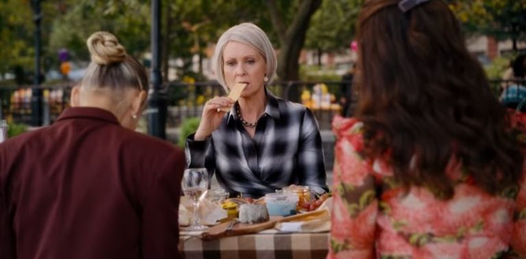 Героиня Миранда в исполнении актрисы Синтии Никсон ест чипсы латвийского производства в сериале "И просто так"