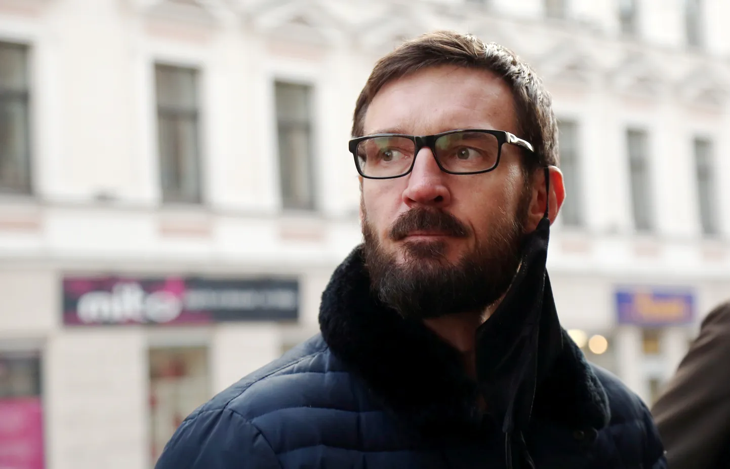 Rīgas domes Satiksmes departamenta direktors Vitālijs Reinbahs tikšanās laikā ar Satiksmes departamenta vadību, lai pārrunātu velojoslu eksperimenta norisi Aleksandra Čaka ielā.