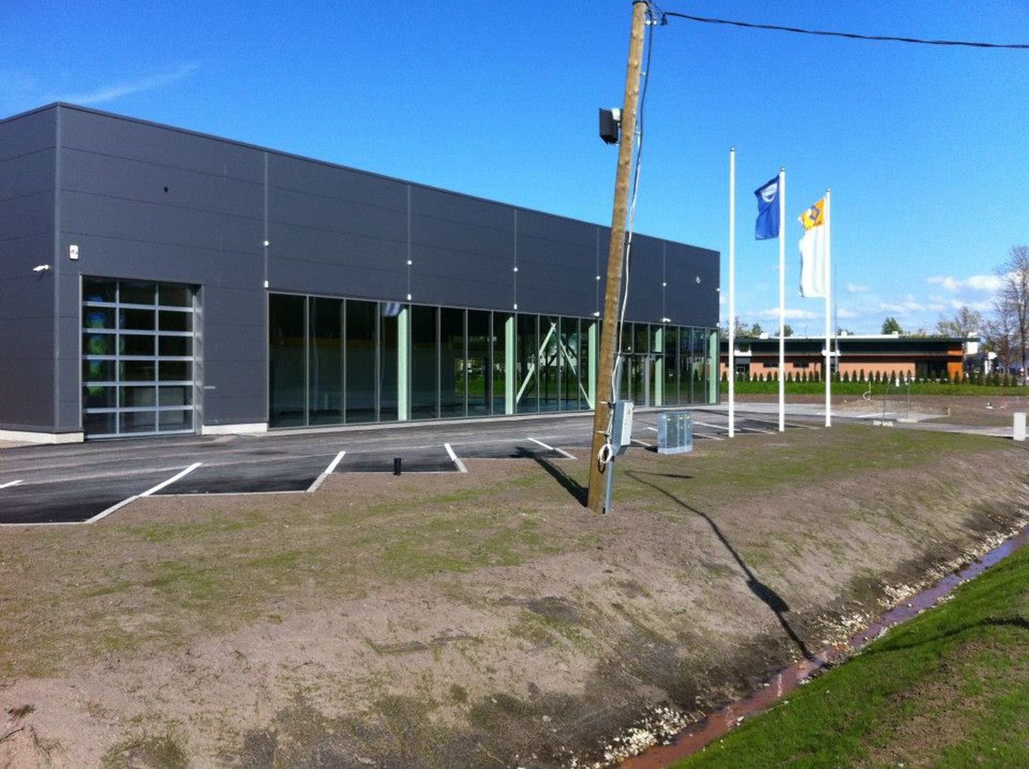 OÜ Pereauto poolt Loode-Pärnu tööstusküla rajatav Renault' ja Dacia sõiduautode müügisalongi ja teenindushoone on valmis ning ettevõte loodab uues hoones tööd alustada juuli alguses.