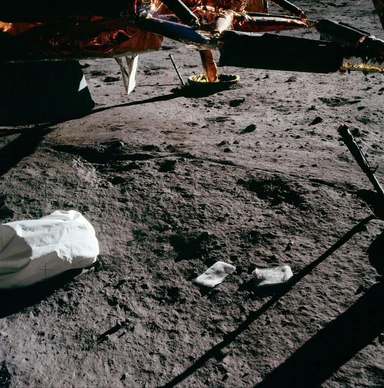 Esimestel piltidel, mille tegi Neil Armstrong Kuu pinnal, oli näha prügikott täis jäätmeid ja muid ebavajalikke asju.