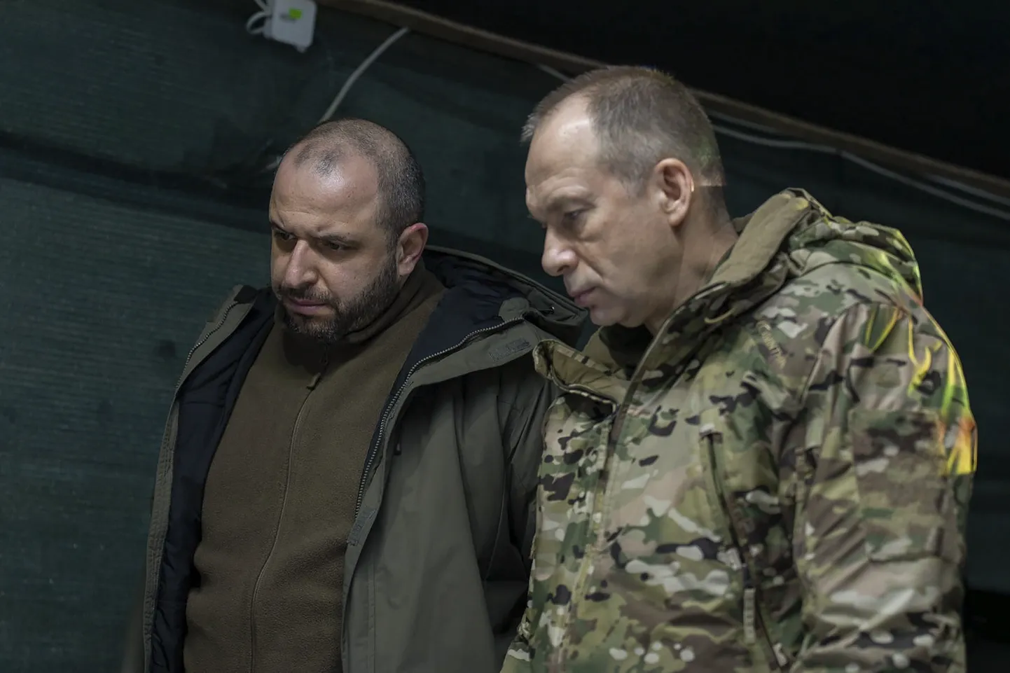Ukraina kaitseministeeriumi väljastatud fotol 14. veebruarist võib näha Donetski oblastis nimetamata kohas rindelõigu lähistel üksuseid väisanud kaitseministrit Rustem Umerovit (vasakul) ja relvajõudude uut ülemjuhatajat kindralpolkovnik Oleksandr Sõrskõid.