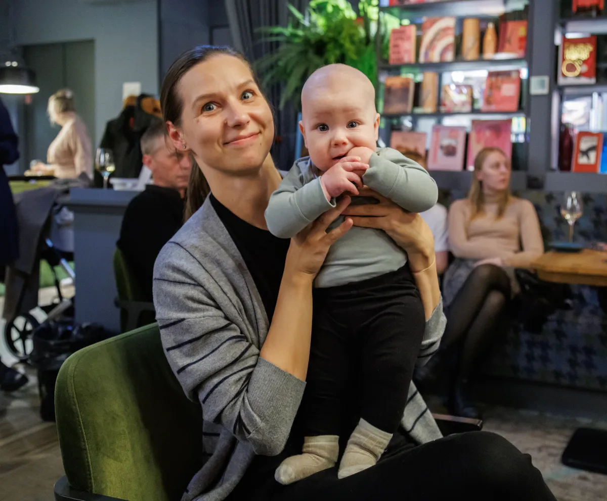 Kõige pisem külaline raamatusõbrast emmega.