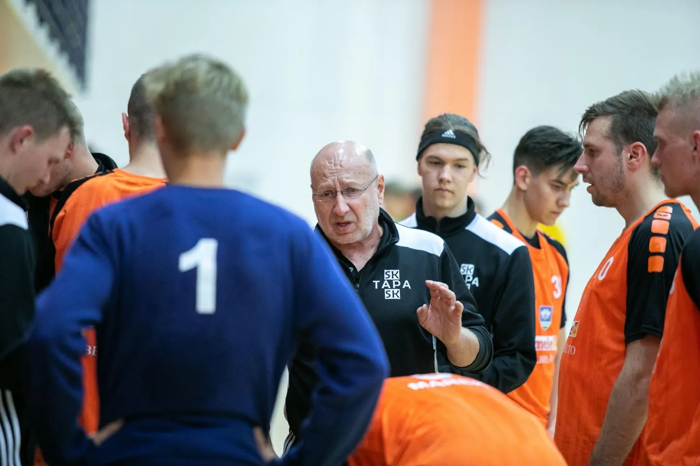 SK Tapa treenerite tandem, mille moodustavad Elmu Koppelmann (keskel) ja Aron Jaanis, püüab karikasarjas pureda rasket pähklit nimega HC Tallinn.