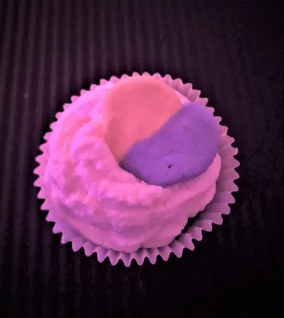 Muffini värvid on joogatunni lõõgastavas hämaruses pisut moondunud.