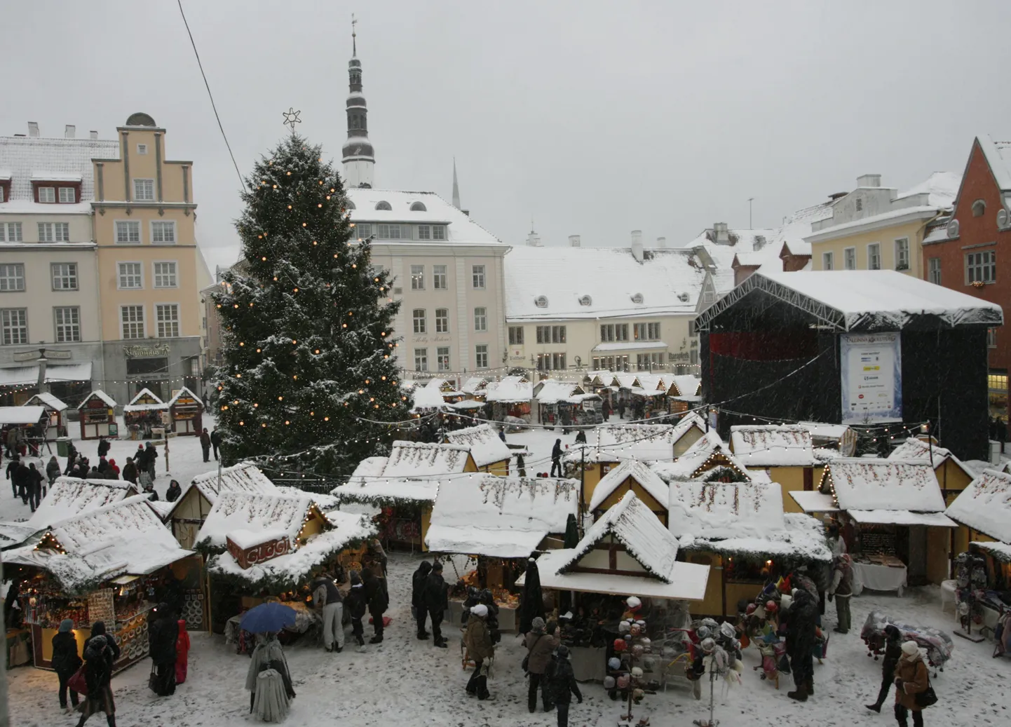 Traditsiooniline jõuluturg Raekoja platsil.