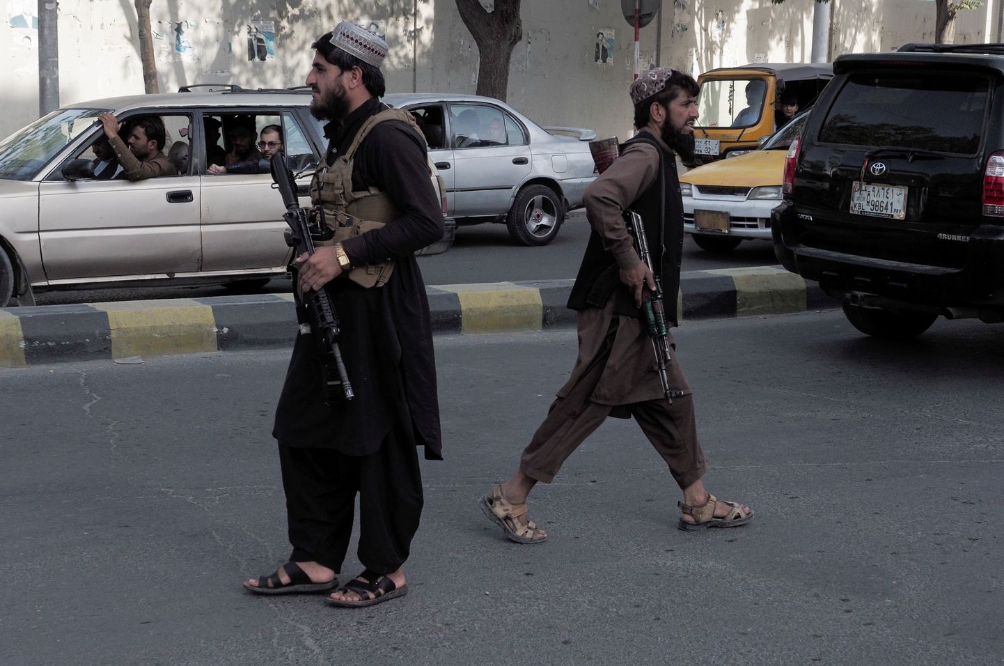 Talibani võitlejad Kabuli peatänaval.