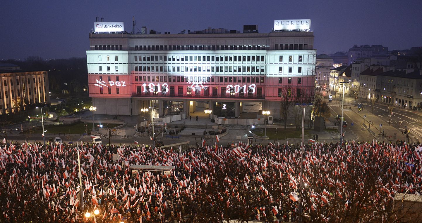Бело-красный марш по случаю 100-летия независимости Польши
