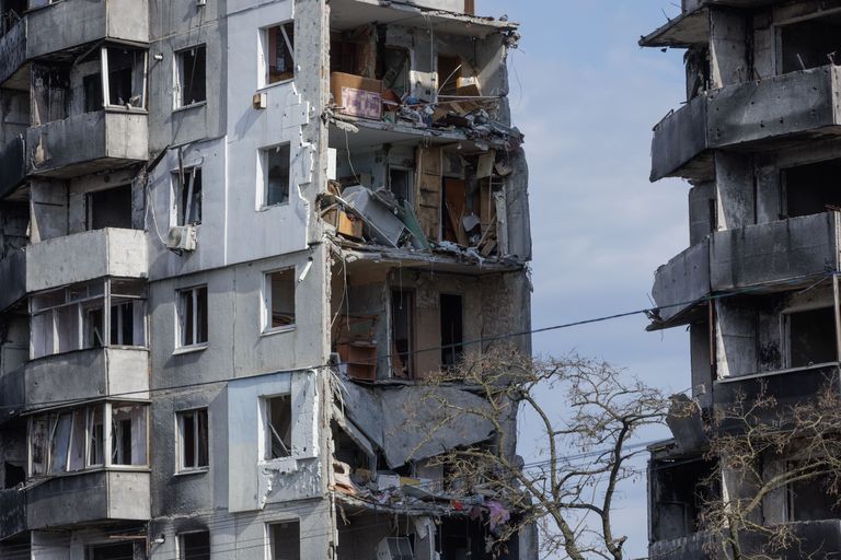 Разбомбленный российской армией квартирный дом в городе Бородянка под Киевом.