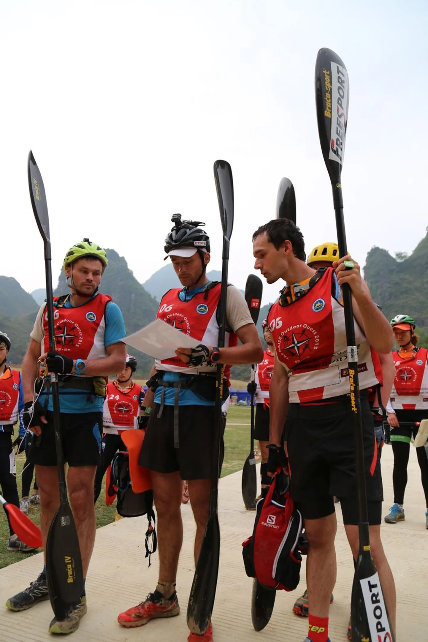 Estonian ACE Adventure Team ootamas enda järjekorda kajakietapile startimiseks Baise Outdoor Questil 2015 aprillis Hiinas. Vasakult: Rain Eensaar, Silver Eensaar ja Timmo Tammemäe.