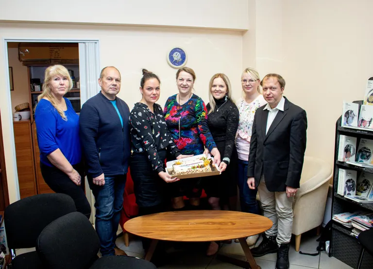 Lõuna-Eesti Postimehe klienditeeninduses Valgas: klienditeenindaja Tiina Saaron (vasakult), reklaamitoimetaja Ainar Tamm, reklaamikonsultant Viktoria Täht, levikontroller Tatjana Koval, peatoimetaja Sirli Homuha, telemarketingi konsultant Merilen Kabanen ja tegevtoimetaja Jaan Rapp. tiit loim