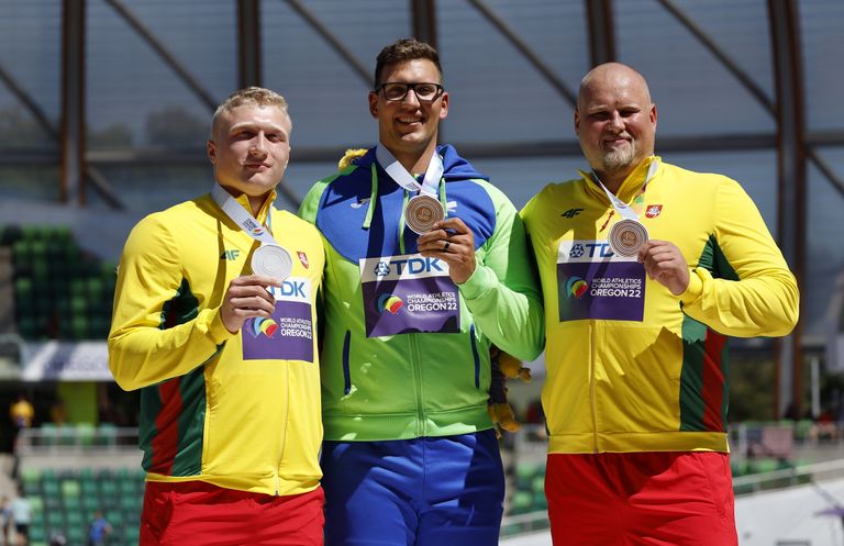 Kristjan Čeh (keskel) sai MM-kulla kaela päev pärast võistlust. Hõbeda teenis Mykolas Alekna (vasakul), pronksi Andrius Gudžius.