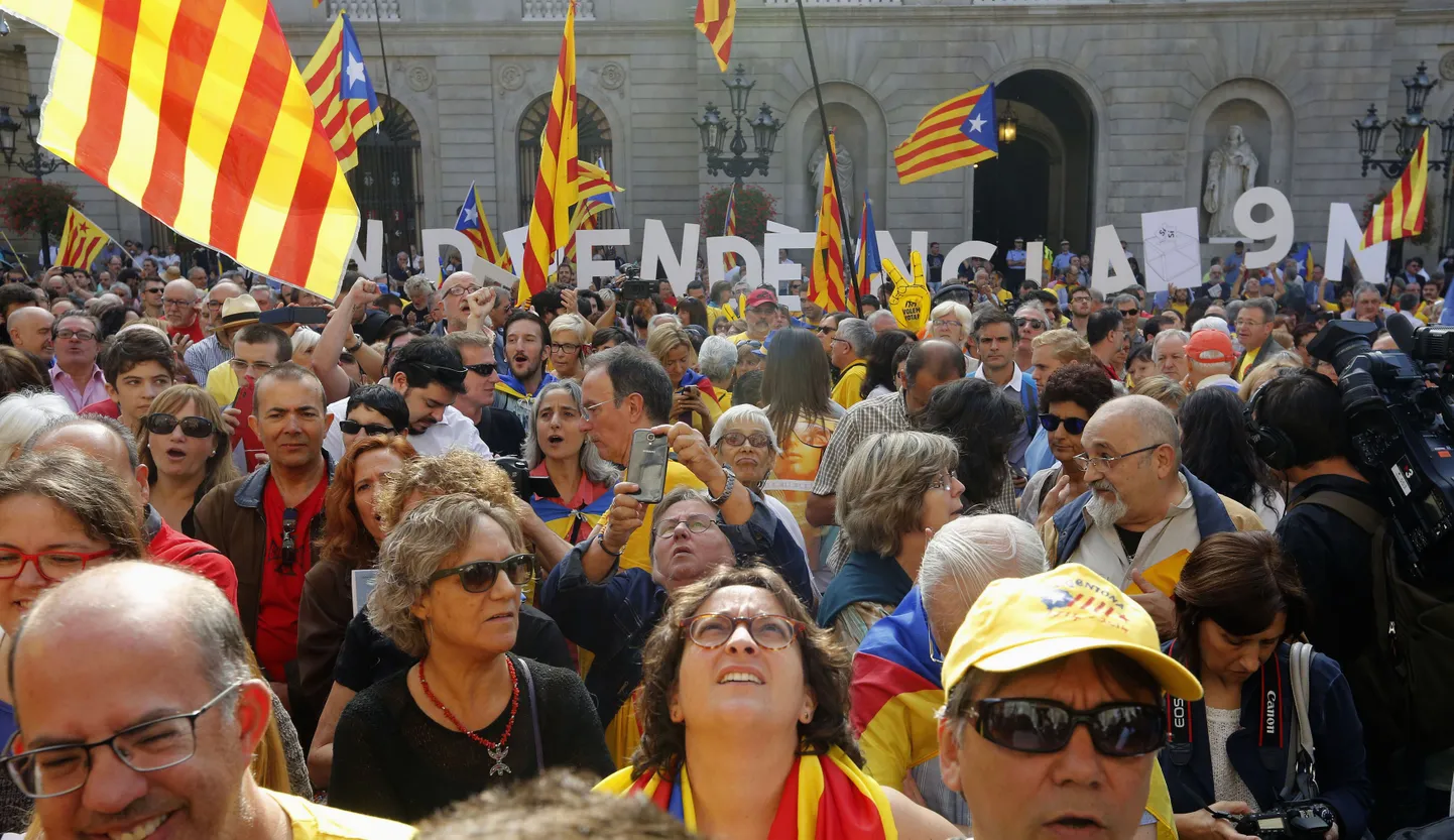 Katalaanid üleeile Barcelonas tähistamas, kui Kataloonia autonoomse piirkonna president Artur Mas referendumi toimumise välja kuulutas.
