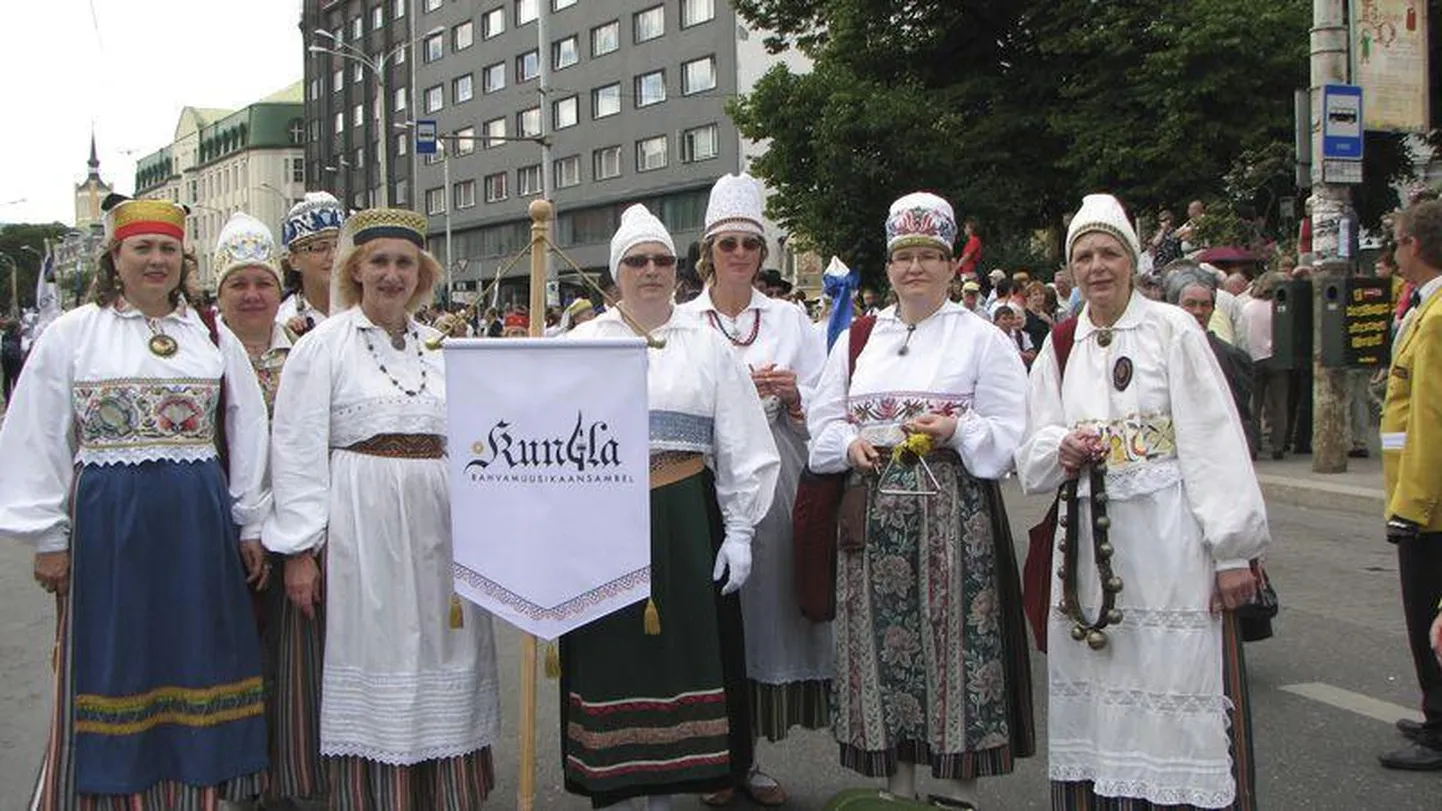 Vallimäe ringlaval  kuuleb rahvamuusikat.