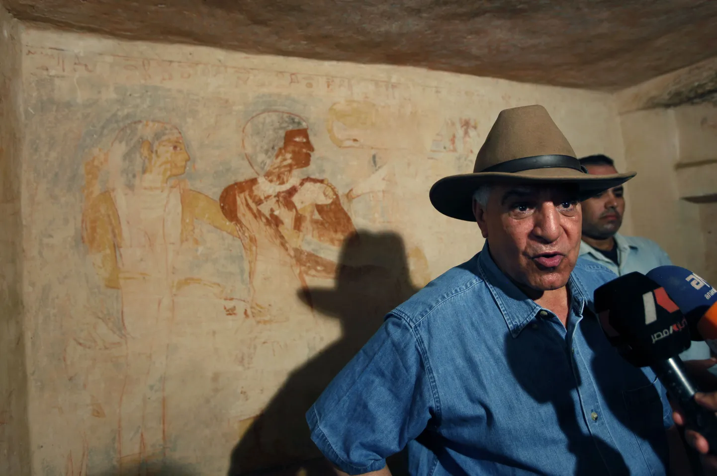 Zahi Hawass uut hauakambrit tutvustamas