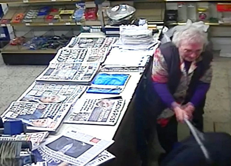 Ühendkuningriigis peksis eakas naine läbi kioskisse vargile tulnud mehe, kasutades selleks jalutuskeppi