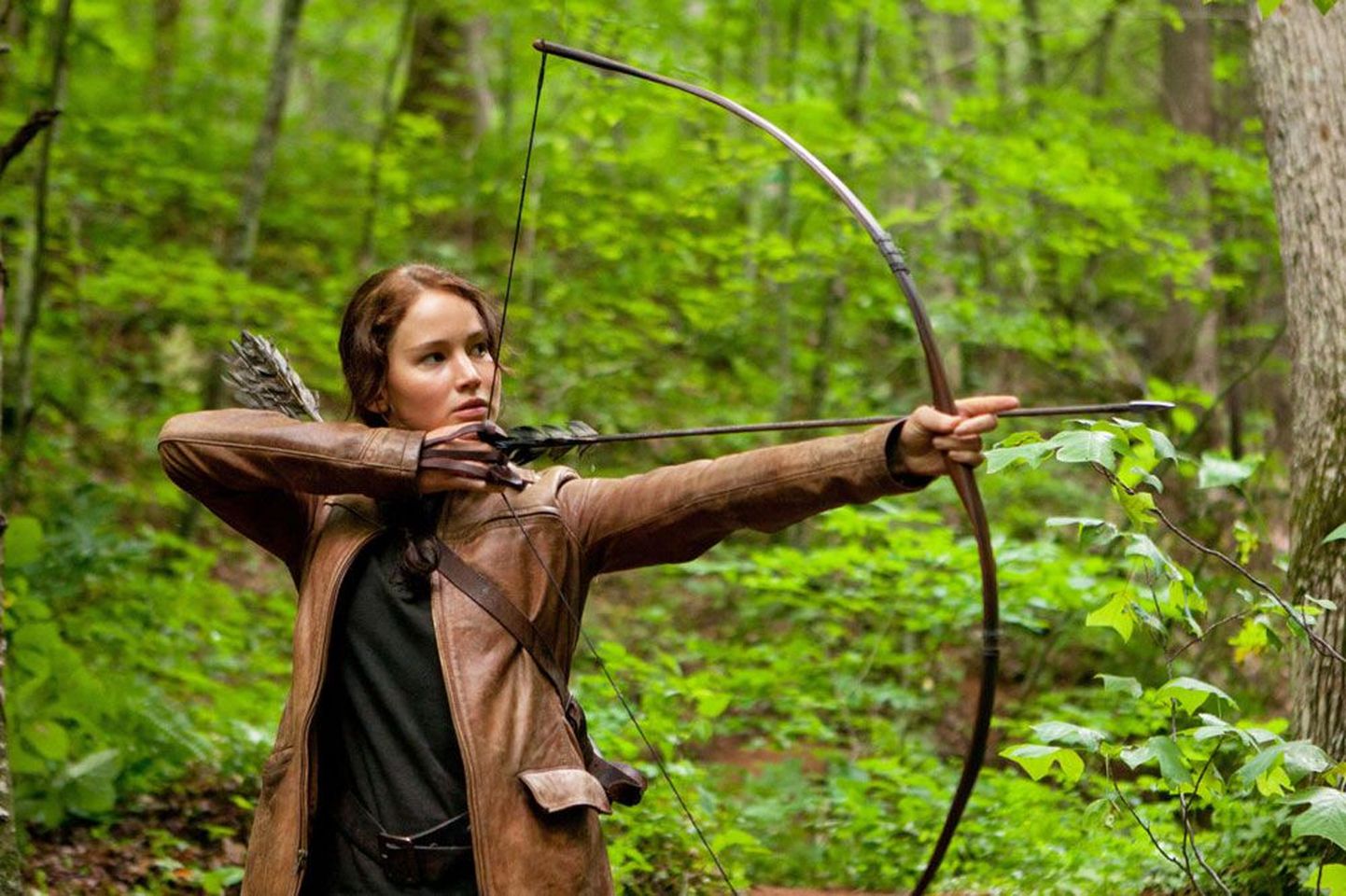 Katniss (Jennifer Lawrence) hoidub verepulmas kedagi tahtlikult tapmast, aga saatusekaaslase päästmiseks kihutab temagi vastasele noole rindu.