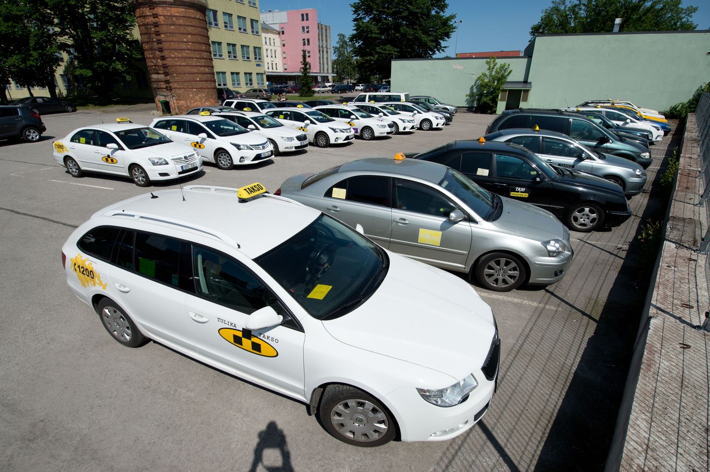 Автомобили подозреваемых таксистов во дворе отделения полиции на Пярнуском шоссе