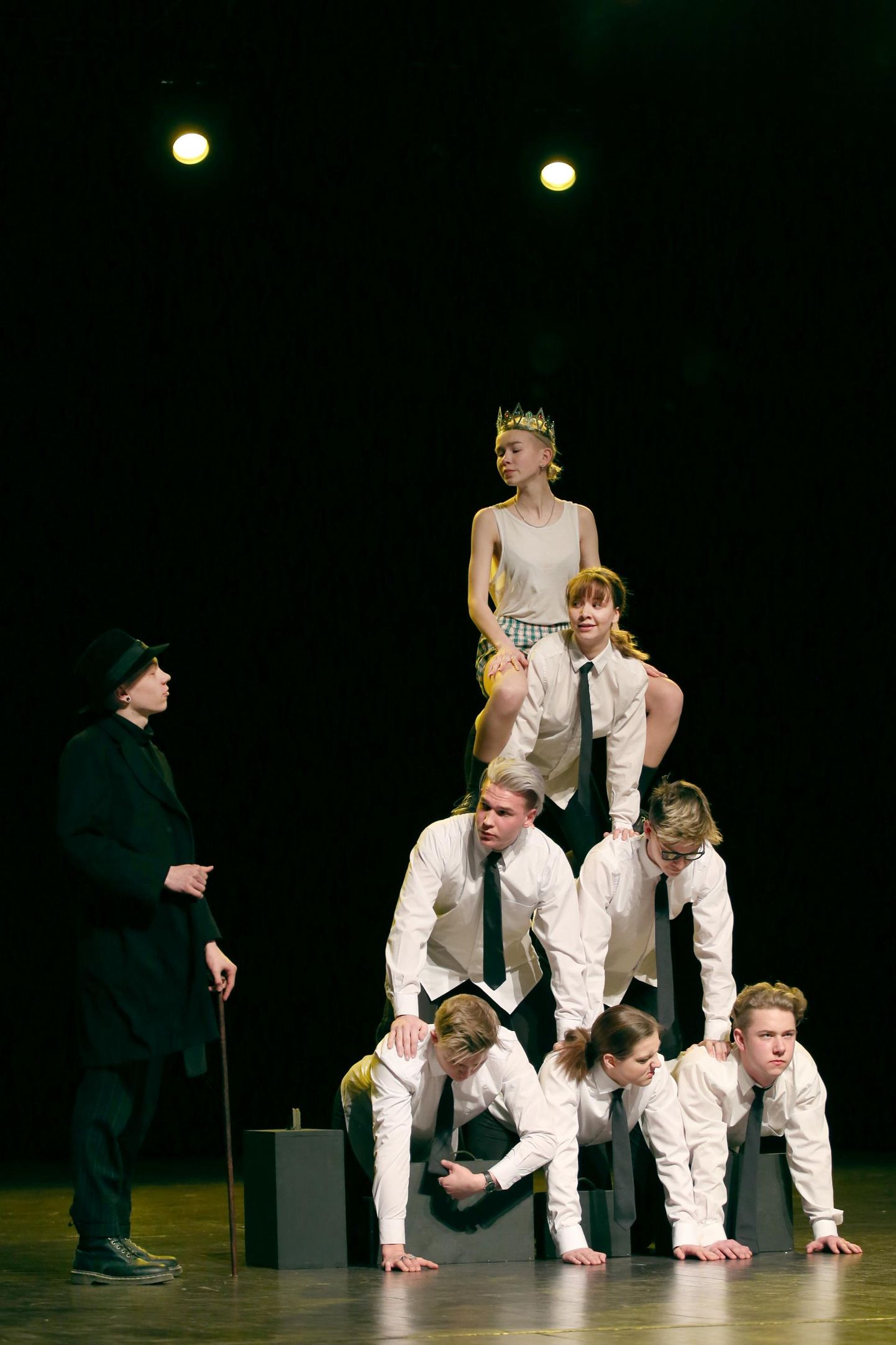Võimuteema käsitlemisel tegid Tartu Waldorf­gümnaasiumi kooliteatri näitlejad inim­püramiidi. 