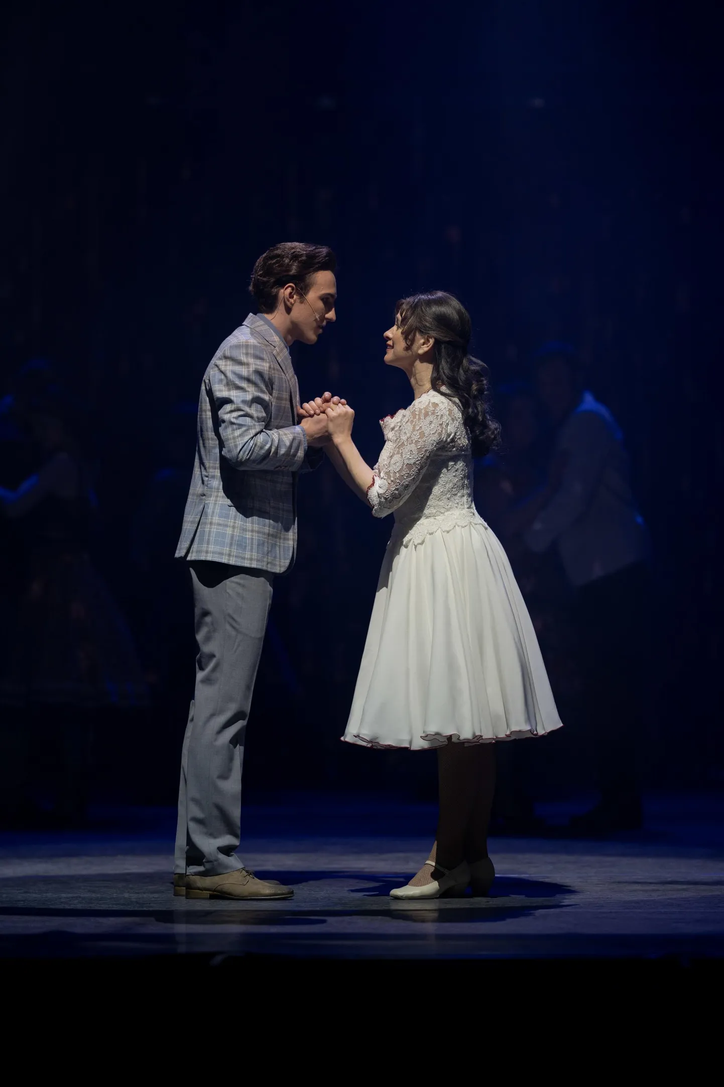 Armastus ei päästa alati maailma. Hetk Georg Malviuse lavastatud «West Side Story» muusikalist, Tonyt kehastab Heldur Harry Põlda ja Mariat Hanna-Liina Võsa.