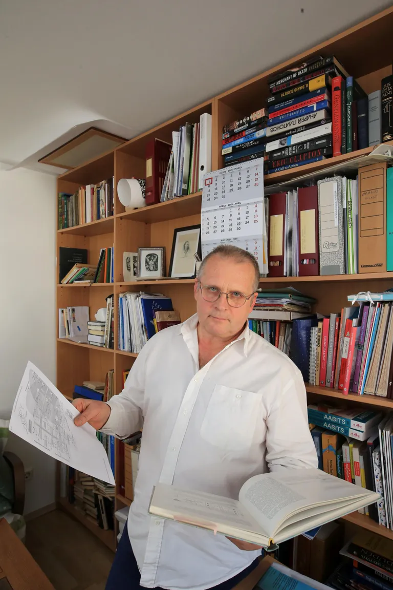 Meditsiinidoktor Margus Annuk näitab oma koduses raamatukogus teadusmaterjale, mis aitavad spordis keelatud ainetega manipuleerimisest paremini aru saada.