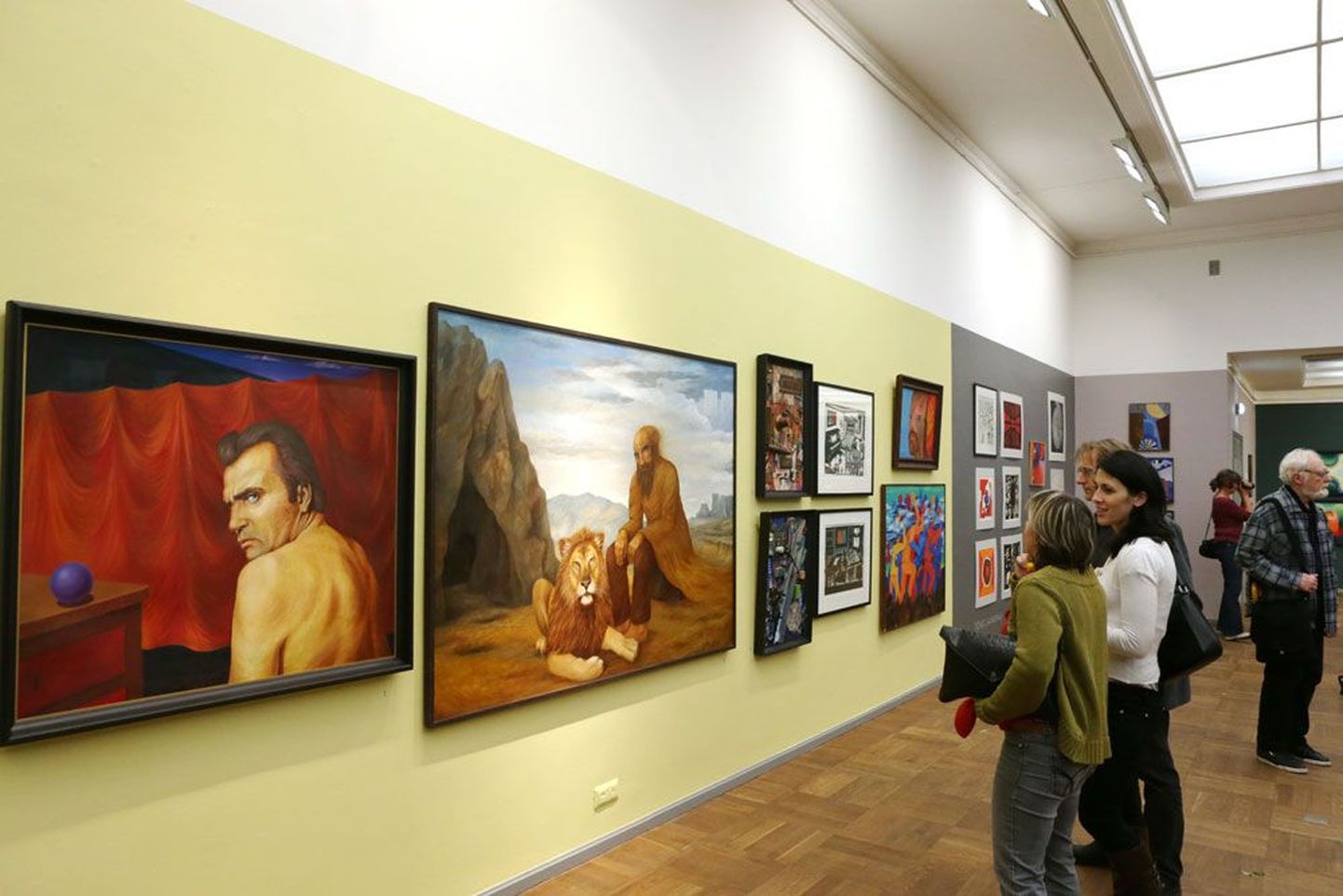 Näituse «ANK’64. Pool sajandit kunstis» avamine Tallinna Kunstihoones. Esiplaanil Jüri Arraku teosed.