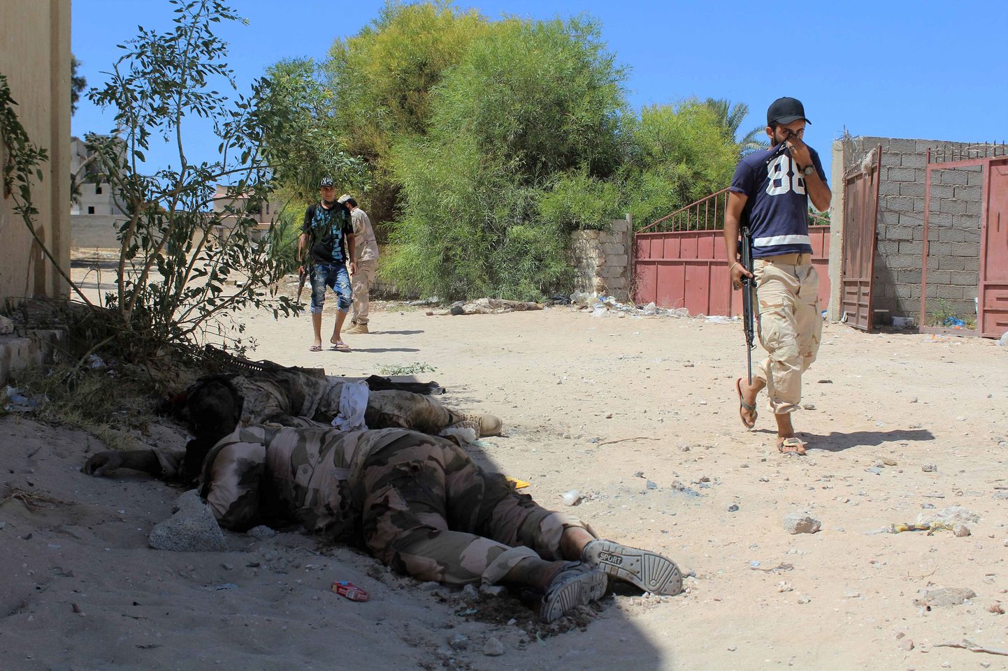 Liibüa riiklikud liitlasväed ISISe võitlejate surnukehadest mööda kõndimas