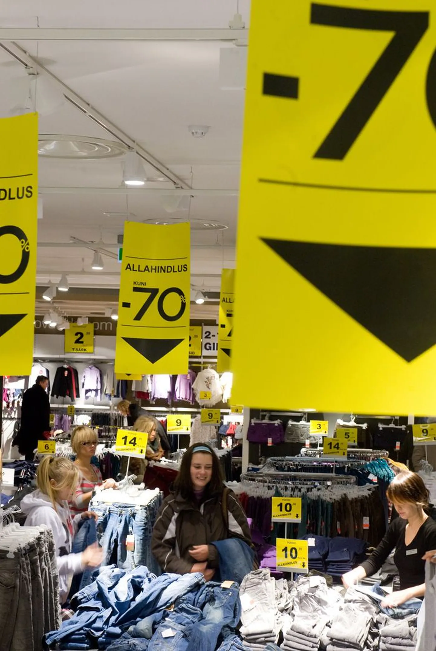 Tallinna Kristiine keskuse Terranova pakub praegu kuni 70-protsendilist allahindlust. Teksapükse ja sviitreid saab näiteks kümne euroga.