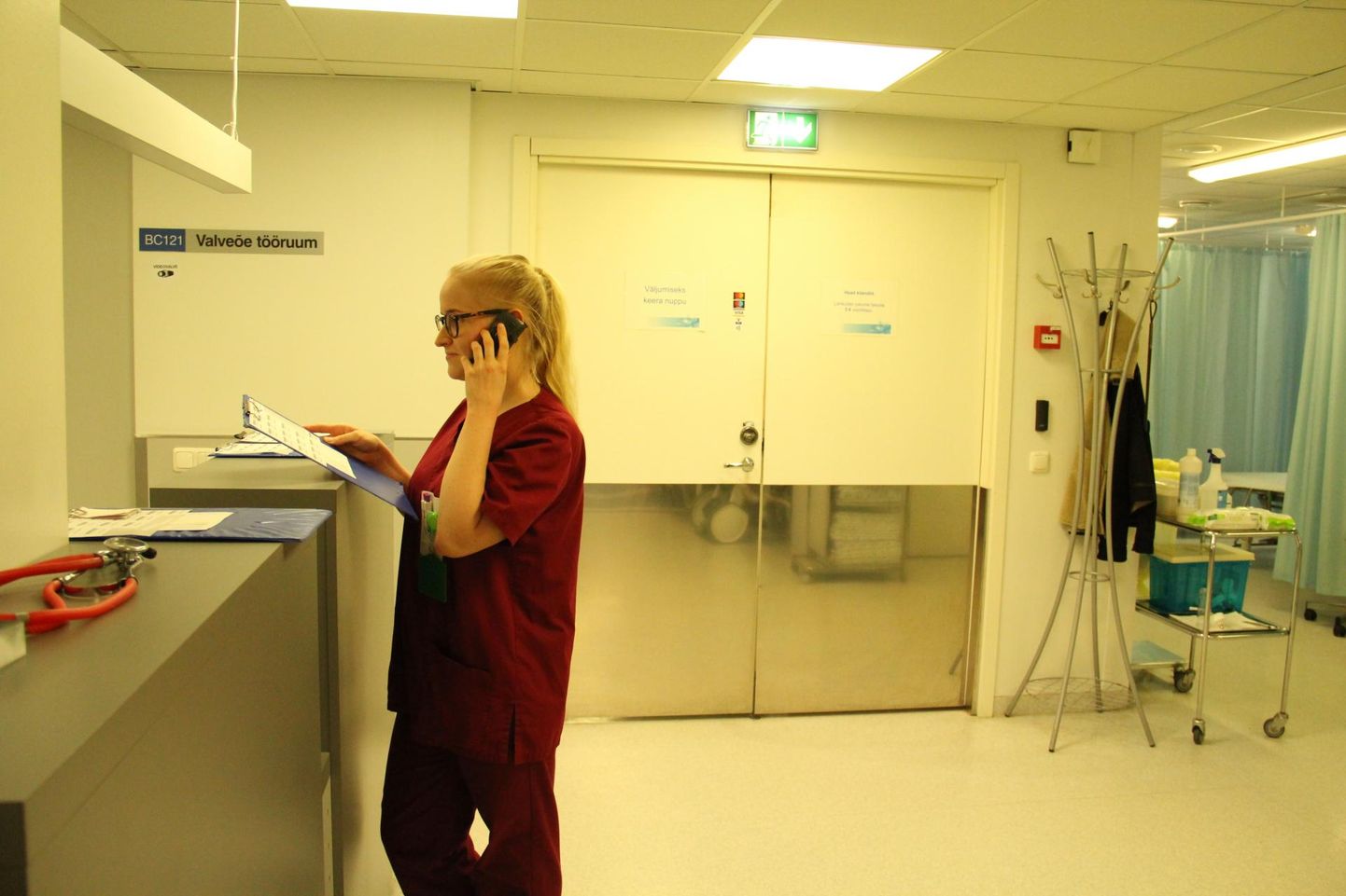 Pärnu haigla EMO arstil-praktikandil Madli Sitskal pole viiruspuhangu tõttu tööst puudus, ehkki patsiente on veidi vähemaks jäänud.