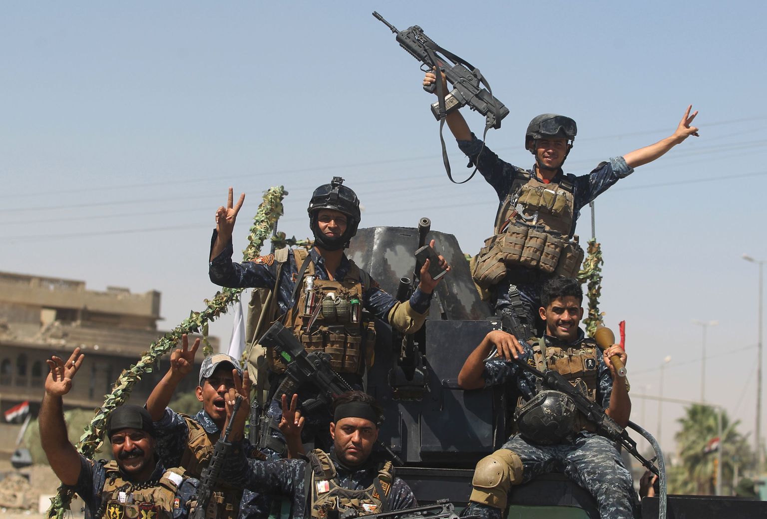 Iraagi politseinikud tähistamas võitu Mosulis.